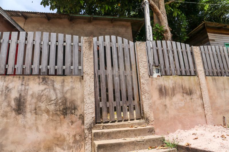 NA FOTO:A FRENTE DA CASA DE  Elias Viana Oliveira, 62 anos, beneficiado pela Sua Casa <div class='credito_fotos'>Foto: Bruno Cecim / Ag.Pará   |   <a href='/midias/2021/originais/8598_46845b72-9f95-c2a6-5f05-537076c5e608.jpg' download><i class='fa-solid fa-download'></i> Download</a></div>