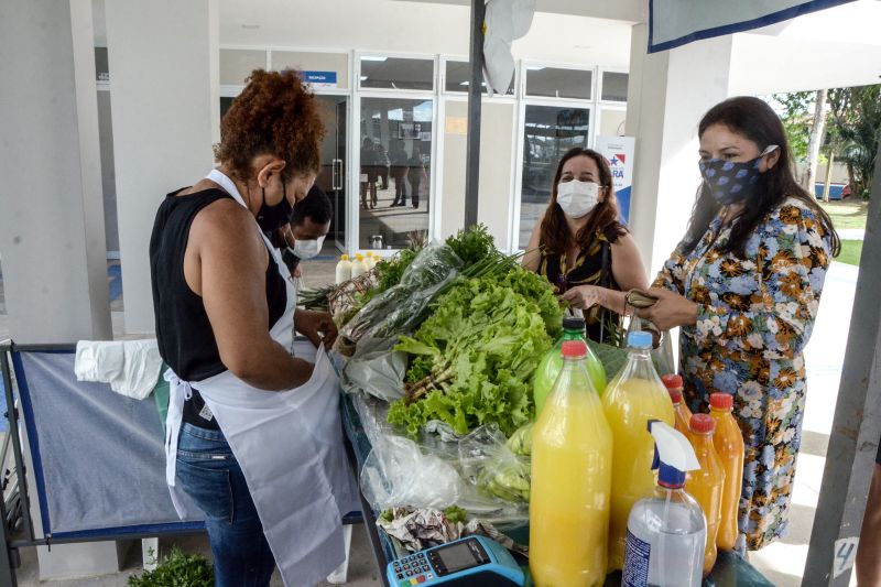 Na última sexta-feira (7), foi realizado na sede da Secretaria de Estado de Educação (Seduc) a edição da Feira da Agricultura Familiar, promovida pela  Empresa de Assistência Técnica e Extensão Rural do Estado do Pará (Emater-Pará). O evento aconteceu no hall de entrada da secretaria e contou com a presença dos servidores que prestigiaram os produtos cultivados pelos agricultores. 

FOTO: ELISEU DIAS / ASCOM SEDUC <div class='credito_fotos'>Foto: Eliseu Dias / Ascom Seduc   |   <a href='/midias/2021/originais/8607_2086079b-3d57-1092-c472-f9ad1f52d2a1.jpg' download><i class='fa-solid fa-download'></i> Download</a></div>