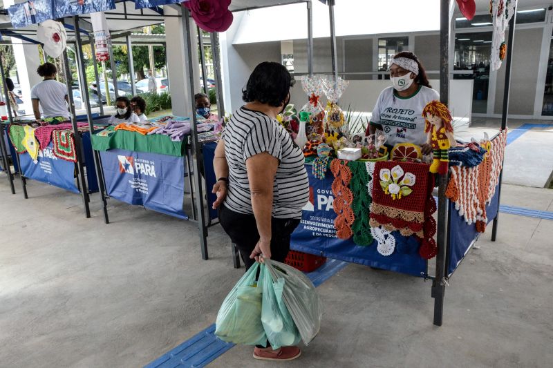 Na última sexta-feira (7), foi realizado na sede da Secretaria de Estado de Educação (Seduc) a edição da Feira da Agricultura Familiar, promovida pela  Empresa de Assistência Técnica e Extensão Rural do Estado do Pará (Emater-Pará). O evento aconteceu no hall de entrada da secretaria e contou com a presença dos servidores que prestigiaram os produtos cultivados pelos agricultores. 

FOTO: ELISEU DIAS / ASCOM SEDUC <div class='credito_fotos'>Foto: Eliseu Dias / Ascom Seduc   |   <a href='/midias/2021/originais/8607_27c293f4-0a0e-4d2a-8b54-0637dc12f5bb.jpg' download><i class='fa-solid fa-download'></i> Download</a></div>