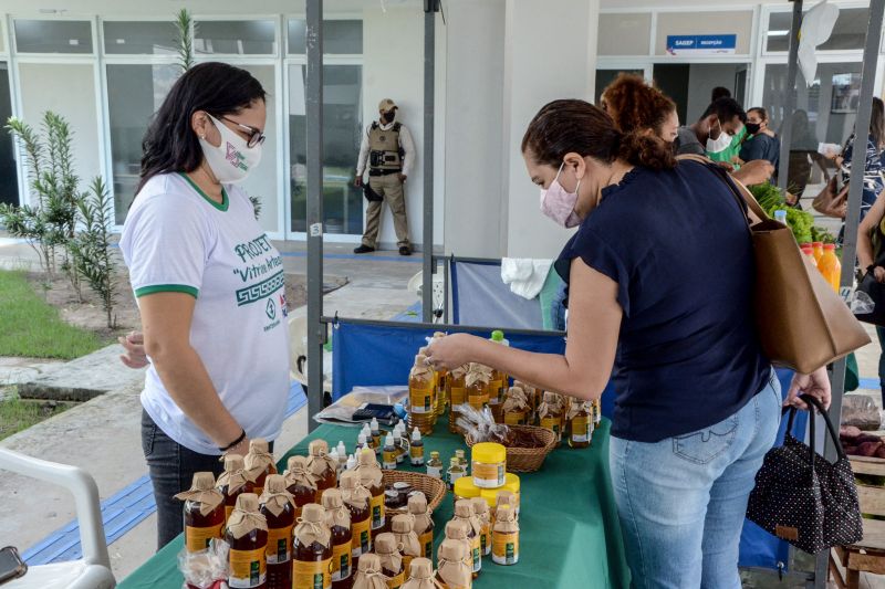 Na última sexta-feira (7), foi realizado na sede da Secretaria de Estado de Educação (Seduc) a edição da Feira da Agricultura Familiar, promovida pela  Empresa de Assistência Técnica e Extensão Rural do Estado do Pará (Emater-Pará). O evento aconteceu no hall de entrada da secretaria e contou com a presença dos servidores que prestigiaram os produtos cultivados pelos agricultores. 

FOTO: ELISEU DIAS / ASCOM SEDUC <div class='credito_fotos'>Foto: Eliseu Dias / Ascom Seduc   |   <a href='/midias/2021/originais/8607_a60ecd87-e14f-3590-7d4c-772030b93402.jpg' download><i class='fa-solid fa-download'></i> Download</a></div>