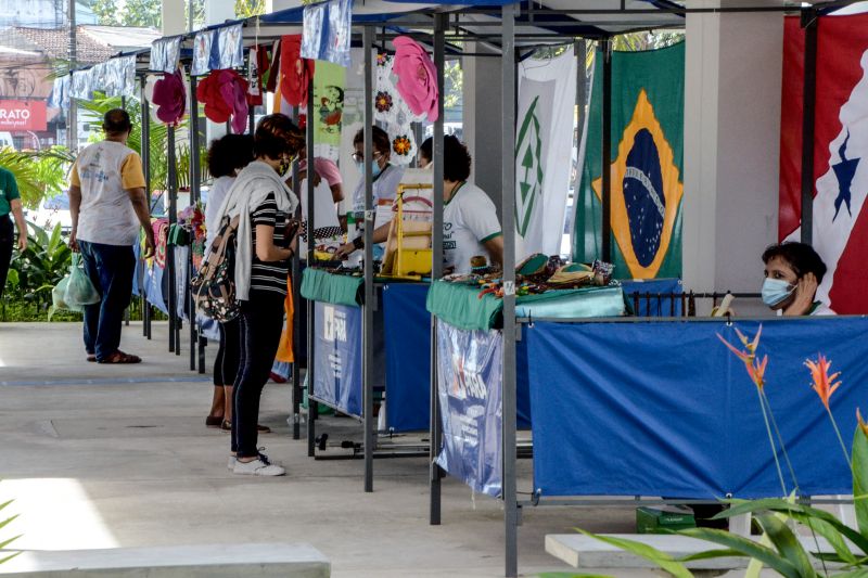 Na última sexta-feira (7), foi realizado na sede da Secretaria de Estado de Educação (Seduc) a edição da Feira da Agricultura Familiar, promovida pela  Empresa de Assistência Técnica e Extensão Rural do Estado do Pará (Emater-Pará). O evento aconteceu no hall de entrada da secretaria e contou com a presença dos servidores que prestigiaram os produtos cultivados pelos agricultores. 

FOTO: ELISEU DIAS / ASCOM SEDUC <div class='credito_fotos'>Foto: Eliseu Dias / Ascom Seduc   |   <a href='/midias/2021/originais/8607_dcf03eba-6c15-1abf-e71d-398112ad1666.jpg' download><i class='fa-solid fa-download'></i> Download</a></div>