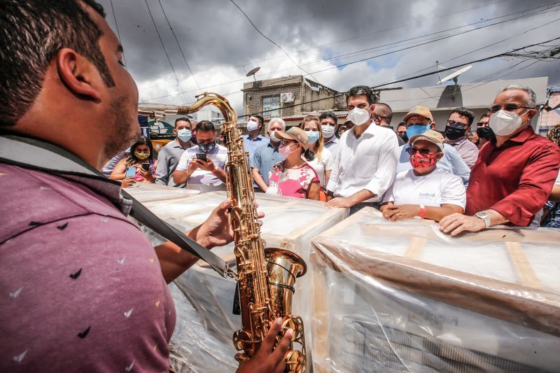 O Governo do Estado e a Prefeitura de BelÃ©m entregaram na manhÃ£ desta segunda-feira (10), 240 itens para garantir o desenvolvimento dos negÃ³cios dos feirantes e das feiras de BelÃ©m. Foram repassados 44 fogÃµes industriais, 69 freezers horizontais, balanÃ§as computadorizadas e mecÃ¢nicas, utensÃ­lios com kits de facas e panelas. Nesta primeira entrega foram beneficiados os feirantes do Complexo do Ver-o-Peso, e ainda das feiras do Jurunas e CremaÃ§Ã£o. <div class='credito_fotos'>Foto: Marco Santos / Ag. Pará   |   <a href='/midias/2021/originais/8611_10a76031-bb95-d621-d64d-f5e0446ddb58.jpg' download><i class='fa-solid fa-download'></i> Download</a></div>