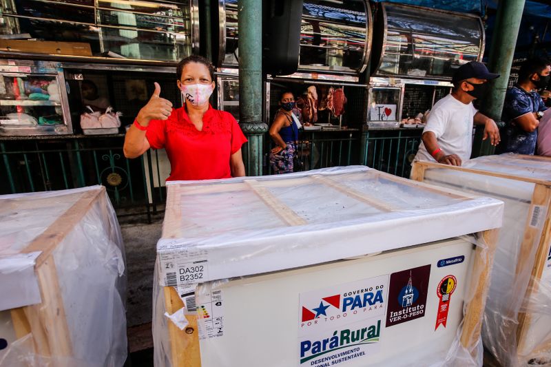 O Governo do Estado e a Prefeitura de BelÃ©m entregaram na manhÃ£ desta segunda-feira (10), 240 itens para garantir o desenvolvimento dos negÃ³cios dos feirantes e das feiras de BelÃ©m. Foram repassados 44 fogÃµes industriais, 69 freezers horizontais, balanÃ§as computadorizadas e mecÃ¢nicas, utensÃ­lios com kits de facas e panelas. Nesta primeira entrega foram beneficiados os feirantes do Complexo do Ver-o-Peso, e ainda das feiras do Jurunas e CremaÃ§Ã£o. <div class='credito_fotos'>Foto: Marco Santos / Ag. Pará   |   <a href='/midias/2021/originais/8611_4d93829e-655f-d55a-e191-eb8dc647bea7.jpg' download><i class='fa-solid fa-download'></i> Download</a></div>