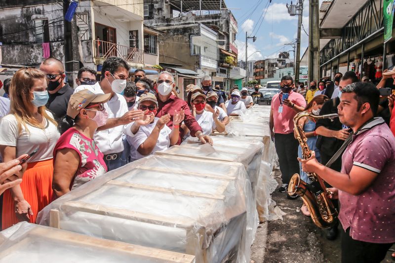 O Governo do Estado e a Prefeitura de BelÃ©m entregaram na manhÃ£ desta segunda-feira (10), 240 itens para garantir o desenvolvimento dos negÃ³cios dos feirantes e das feiras de BelÃ©m. Foram repassados 44 fogÃµes industriais, 69 freezers horizontais, balanÃ§as computadorizadas e mecÃ¢nicas, utensÃ­lios com kits de facas e panelas. Nesta primeira entrega foram beneficiados os feirantes do Complexo do Ver-o-Peso, e ainda das feiras do Jurunas e CremaÃ§Ã£o. <div class='credito_fotos'>Foto: Marco Santos / Ag. Pará   |   <a href='/midias/2021/originais/8611_b50d751a-b7b2-3c22-a651-7fc7d0b3e4a8.jpg' download><i class='fa-solid fa-download'></i> Download</a></div>