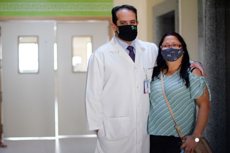 Hospital Abelardo Santo realiza cirurgia de alta complexidade para remover aneurisma cerebral em paciente.Dr. Eric e a filha da paciente, Cleideane Pinheiro, 38 anos