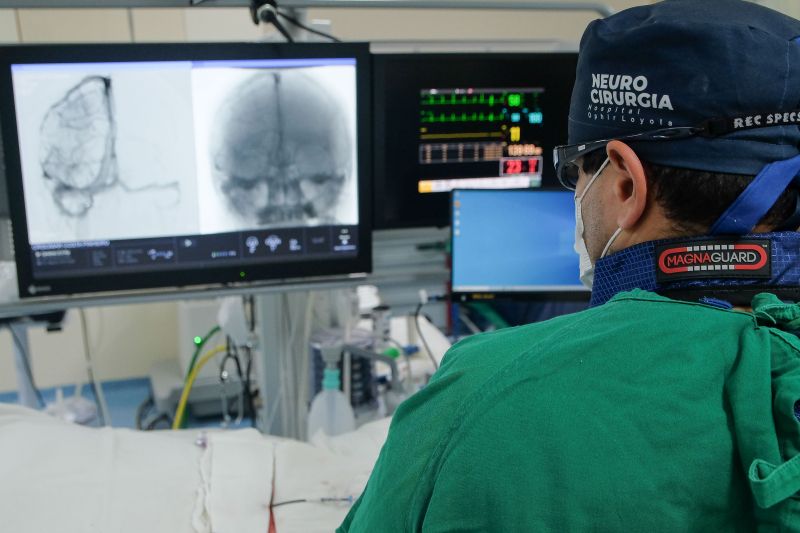 Hospital Abelardo Santo realiza cirurgia de alta complexidade para remover aneurisma cerebral em paciente.
 <div class='credito_fotos'>Foto: Pedro Guerreiro / Ag. Pará   |   <a href='/midias/2021/originais/8612_107265f4-db1e-d9d9-d49d-2204e8a23062.jpg' download><i class='fa-solid fa-download'></i> Download</a></div>