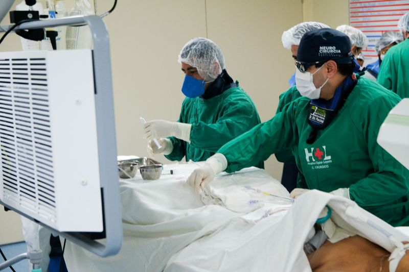 Hospital Abelardo Santo realiza cirurgia de alta complexidade para remover aneurisma cerebral em paciente.
 <div class='credito_fotos'>Foto: Pedro Guerreiro / Ag. Pará   |   <a href='/midias/2021/originais/8612_aeac7a8b-e97c-8795-e450-c729f845d30f.jpg' download><i class='fa-solid fa-download'></i> Download</a></div>