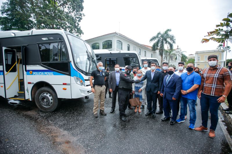 O governador Helder Barbalho entregou, na tarde desta terÃ§a-feira (11), trÃªs novos Ã´nibus adaptados e 500 rÃ¡dios transceptores portÃ¡teis digitais com criptografia para Secretaria de Estado de AdministraÃ§Ã£o PenitenciÃ¡ria (Seap). A medida tem como objetivo dar mais seguranÃ§a aos servidores do Ã³rgÃ£o. A entrega foi realizada no PalÃ¡cio dos Despachos, em BelÃ©m. <div class='credito_fotos'>Foto: Marco Santos / Ag. Pará   |   <a href='/midias/2021/originais/8616_9cb024f6-5b92-80ce-fa6a-765a1594c541.jpg' download><i class='fa-solid fa-download'></i> Download</a></div>