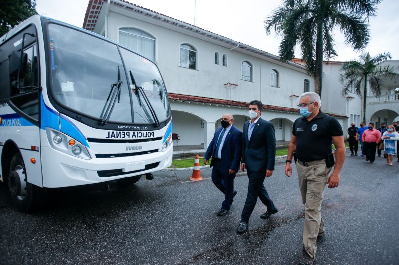 O governador Helder Barbalho entregou, na tarde desta terÃ§a-feira (11), trÃªs novos Ã´nibus adaptados e 500 rÃ¡dios transceptores portÃ¡teis digitais com criptografia para Secretaria de Estado de AdministraÃ§Ã£o PenitenciÃ¡ria (Seap). A medida tem como objetivo dar mais seguranÃ§a aos servidores do Ã³rgÃ£o. A entrega foi realizada no PalÃ¡cio dos Despachos, em BelÃ©m. <div class='credito_fotos'>Foto: Marco Santos / Ag. Pará   |   <a href='/midias/2021/originais/8616_d34a05ad-fdbb-6699-0c6f-c6215fc67d1f.jpg' download><i class='fa-solid fa-download'></i> Download</a></div>