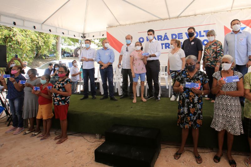 â€œEu vou poder reformar a minha casa e arrumar o meu banheiro. Estou muito feliz por reformar a casa em que eu vivo com meu filho. AgradeÃ§o muito a Deus e ao governador por essa ajudaâ€, contou emocionada Joana Brito Barbosa. A famÃ­lia da moradora de MarabÃ¡ foi uma das 162 contempladas pelo programa estadual â€œSua Casaâ€ nesta quarta-feira (12). O benefÃ­cio, que concede atÃ© R$ 21 mil para construÃ§Ã£o, reconstruÃ§Ã£o e ampliaÃ§Ã£o de casas, foi entregue pelo governador Helder Barbalho d <div class='credito_fotos'>Foto: Jader Paes / Agência Pará   |   <a href='/midias/2021/originais/8620_b84f714a-488c-59b7-1966-a12e821b7ff7.jpg' download><i class='fa-solid fa-download'></i> Download</a></div>