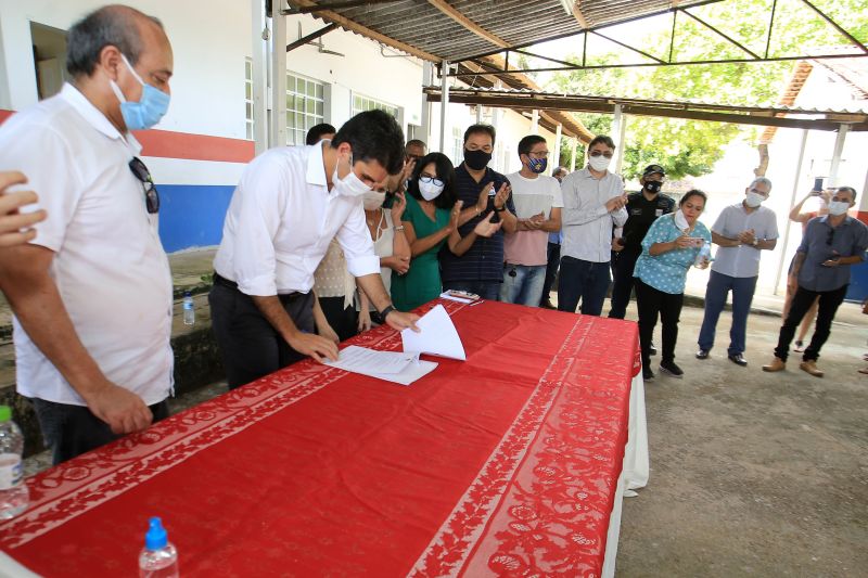 Nesta quarta-feira (12), o governador do Estado, Helder Barbalho, em visita Ã  MarabÃ¡, na regiÃ£o sudeste do ParÃ¡, assinou a ordem de serviÃ§o para a reconstruÃ§Ã£o de duas escolas estaduais da cidade. As unidades de ensino contempladas com os serviÃ§os de melhorias sÃ£o a Escola Estadual Acy de Jesus Neves de Barros Pereira e a Escola Estadual PlÃ­nio Pinheiro, ambas situadas na Ã¡rea central do municÃ­pio. <div class='credito_fotos'>Foto: Jader Paes / Agência Pará   |   <a href='/midias/2021/originais/8621_045768a0-5bb7-04ff-d6e8-6ee51cae5f4d.jpg' download><i class='fa-solid fa-download'></i> Download</a></div>