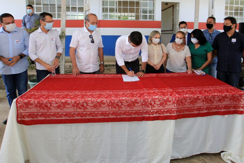 Nesta quarta-feira (12), o governador do Estado, Helder Barbalho, em visita Ã  MarabÃ¡, na regiÃ£o sudeste do ParÃ¡, assinou a ordem de serviÃ§o para a reconstruÃ§Ã£o de duas escolas estaduais da cidade. As unidades de ensino contempladas com os serviÃ§os de melhorias sÃ£o a Escola Estadual Acy de Jesus Neves de Barros Pereira e a Escola Estadual PlÃ­nio Pinheiro, ambas situadas na Ã¡rea central do municÃ­pio. <div class='credito_fotos'>Foto: Jader Paes / Agência Pará   |   <a href='/midias/2021/originais/8621_54ffa830-8e27-5c74-13bf-7da4c082914b.jpg' download><i class='fa-solid fa-download'></i> Download</a></div>