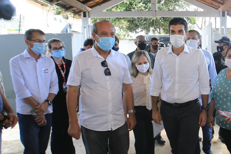 Nesta quarta-feira (12), o governador do Estado, Helder Barbalho, em visita Ã  MarabÃ¡, na regiÃ£o sudeste do ParÃ¡, assinou a ordem de serviÃ§o para a reconstruÃ§Ã£o de duas escolas estaduais da cidade. As unidades de ensino contempladas com os serviÃ§os de melhorias sÃ£o a Escola Estadual Acy de Jesus Neves de Barros Pereira e a Escola Estadual PlÃ­nio Pinheiro, ambas situadas na Ã¡rea central do municÃ­pio. <div class='credito_fotos'>Foto: Jader Paes / Agência Pará   |   <a href='/midias/2021/originais/8621_5726139a-37ef-4737-50c6-a003ad4fe3f5.jpg' download><i class='fa-solid fa-download'></i> Download</a></div>