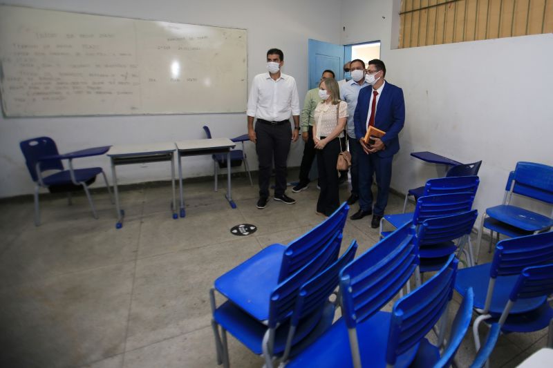 Nesta quarta-feira (12), o governador do Estado, Helder Barbalho, em visita Ã  MarabÃ¡, na regiÃ£o sudeste do ParÃ¡, assinou a ordem de serviÃ§o para a reconstruÃ§Ã£o de duas escolas estaduais da cidade. As unidades de ensino contempladas com os serviÃ§os de melhorias sÃ£o a Escola Estadual Acy de Jesus Neves de Barros Pereira e a Escola Estadual PlÃ­nio Pinheiro, ambas situadas na Ã¡rea central do municÃ­pio. <div class='credito_fotos'>Foto: Jader Paes / Agência Pará   |   <a href='/midias/2021/originais/8621_5780a5bd-d85f-30e6-c8d4-d5d3407371a3.jpg' download><i class='fa-solid fa-download'></i> Download</a></div>