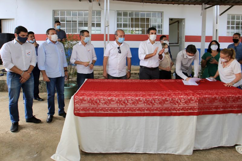 Nesta quarta-feira (12), o governador do Estado, Helder Barbalho, em visita Ã  MarabÃ¡, na regiÃ£o sudeste do ParÃ¡, assinou a ordem de serviÃ§o para a reconstruÃ§Ã£o de duas escolas estaduais da cidade. As unidades de ensino contempladas com os serviÃ§os de melhorias sÃ£o a Escola Estadual Acy de Jesus Neves de Barros Pereira e a Escola Estadual PlÃ­nio Pinheiro, ambas situadas na Ã¡rea central do municÃ­pio. <div class='credito_fotos'>Foto: Jader Paes / Agência Pará   |   <a href='/midias/2021/originais/8621_69e09936-23c4-94c0-c623-fd7adff85813.jpg' download><i class='fa-solid fa-download'></i> Download</a></div>