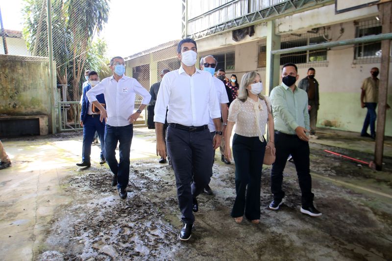 Nesta quarta-feira (12), o governador do Estado, Helder Barbalho, em visita Ã  MarabÃ¡, na regiÃ£o sudeste do ParÃ¡, assinou a ordem de serviÃ§o para a reconstruÃ§Ã£o de duas escolas estaduais da cidade. As unidades de ensino contempladas com os serviÃ§os de melhorias sÃ£o a Escola Estadual Acy de Jesus Neves de Barros Pereira e a Escola Estadual PlÃ­nio Pinheiro, ambas situadas na Ã¡rea central do municÃ­pio. <div class='credito_fotos'>Foto: Jader Paes / Agência Pará   |   <a href='/midias/2021/originais/8621_9121a097-5a46-c870-bd91-776e7bf7b456.jpg' download><i class='fa-solid fa-download'></i> Download</a></div>