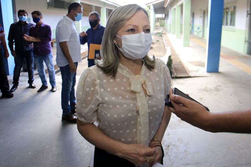 Nesta quarta-feira (12), o governador do Estado, Helder Barbalho, em visita Ã  MarabÃ¡, na regiÃ£o sudeste do ParÃ¡, assinou a ordem de serviÃ§o para a reconstruÃ§Ã£o de duas escolas estaduais da cidade. As unidades de ensino contempladas com os serviÃ§os de melhorias sÃ£o a Escola Estadual Acy de Jesus Neves de Barros Pereira e a Escola Estadual PlÃ­nio Pinheiro, ambas situadas na Ã¡rea central do municÃ­pio. <div class='credito_fotos'>Foto: Jader Paes / Agência Pará   |   <a href='/midias/2021/originais/8621_950a5cdb-0166-e095-c6ca-2f4579c5cea0.jpg' download><i class='fa-solid fa-download'></i> Download</a></div>