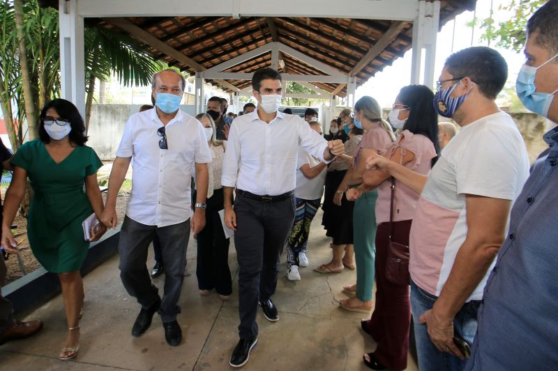 Nesta quarta-feira (12), o governador do Estado, Helder Barbalho, em visita Ã  MarabÃ¡, na regiÃ£o sudeste do ParÃ¡, assinou a ordem de serviÃ§o para a reconstruÃ§Ã£o de duas escolas estaduais da cidade. As unidades de ensino contempladas com os serviÃ§os de melhorias sÃ£o a Escola Estadual Acy de Jesus Neves de Barros Pereira e a Escola Estadual PlÃ­nio Pinheiro, ambas situadas na Ã¡rea central do municÃ­pio. <div class='credito_fotos'>Foto: Jader Paes / Agência Pará   |   <a href='/midias/2021/originais/8621_a7cd1e51-492c-882d-cfe0-49dafef9acd5.jpg' download><i class='fa-solid fa-download'></i> Download</a></div>