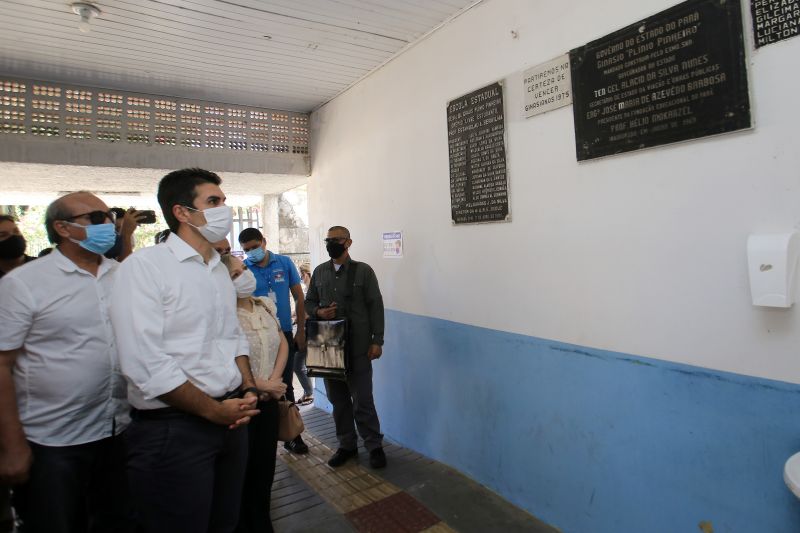 Nesta quarta-feira (12), o governador do Estado, Helder Barbalho, em visita Ã  MarabÃ¡, na regiÃ£o sudeste do ParÃ¡, assinou a ordem de serviÃ§o para a reconstruÃ§Ã£o de duas escolas estaduais da cidade. As unidades de ensino contempladas com os serviÃ§os de melhorias sÃ£o a Escola Estadual Acy de Jesus Neves de Barros Pereira e a Escola Estadual PlÃ­nio Pinheiro, ambas situadas na Ã¡rea central do municÃ­pio. <div class='credito_fotos'>Foto: Jader Paes / Agência Pará   |   <a href='/midias/2021/originais/8621_c4985d52-7877-59f9-32e1-54de75277990.jpg' download><i class='fa-solid fa-download'></i> Download</a></div>