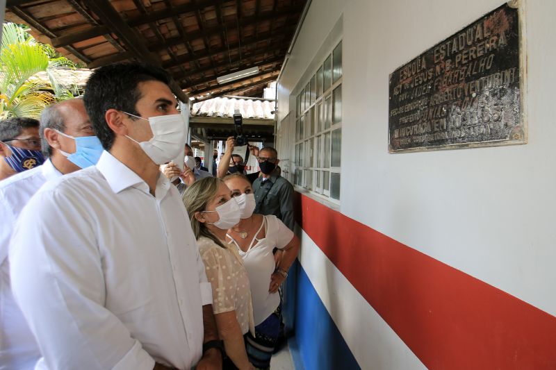 Nesta quarta-feira (12), o governador do Estado, Helder Barbalho, em visita Ã  MarabÃ¡, na regiÃ£o sudeste do ParÃ¡, assinou a ordem de serviÃ§o para a reconstruÃ§Ã£o de duas escolas estaduais da cidade. As unidades de ensino contempladas com os serviÃ§os de melhorias sÃ£o a Escola Estadual Acy de Jesus Neves de Barros Pereira e a Escola Estadual PlÃ­nio Pinheiro, ambas situadas na Ã¡rea central do municÃ­pio. <div class='credito_fotos'>Foto: Jader Paes / Agência Pará   |   <a href='/midias/2021/originais/8621_d76f374f-0811-c9ae-03ea-eb1f013c022f.jpg' download><i class='fa-solid fa-download'></i> Download</a></div>