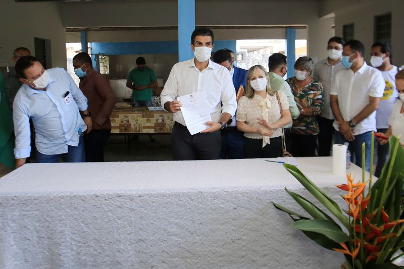 Nesta quarta-feira (12), o governador do Estado, Helder Barbalho, em visita Ã  MarabÃ¡, na regiÃ£o sudeste do ParÃ¡, assinou a ordem de serviÃ§o para a reconstruÃ§Ã£o de duas escolas estaduais da cidade. As unidades de ensino contempladas com os serviÃ§os de melhorias sÃ£o a Escola Estadual Acy de Jesus Neves de Barros Pereira e a Escola Estadual PlÃ­nio Pinheiro, ambas situadas na Ã¡rea central do municÃ­pio. <div class='credito_fotos'>Foto: Jader Paes / Agência Pará   |   <a href='/midias/2021/originais/8621_fc5b3ab6-9b5f-d2f7-204b-e4da5233c752.jpg' download><i class='fa-solid fa-download'></i> Download</a></div>