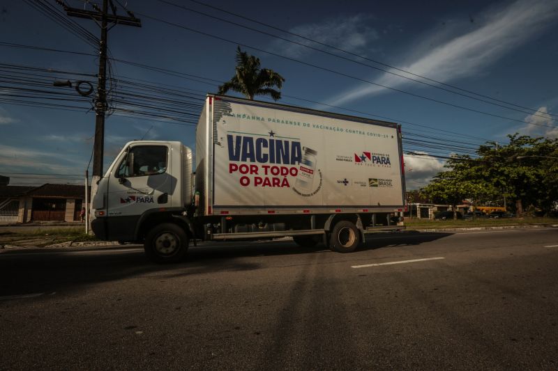 O Pará recebeu, na tarde desta quinta-feira (13), a maior remessa de doses de vacinas contra Covid-19,  com um total de 355.250 doses, das quais 285.250 são da Oxford/AstraZeneca e  outras 70 mil da CoronaVac/Sinovac. Essa é a vigésima primeira remessa enviada pelo Ministério da Saúde desde janeiro de 2021.

FOTOS: ALEX RIBEIRO / AG.PARA <div class='credito_fotos'>Foto: Alex Ribeiro / Ag. Pará   |   <a href='/midias/2021/originais/8627_05951aca-fff6-d570-4d48-40f820a11aa7.jpg' download><i class='fa-solid fa-download'></i> Download</a></div>