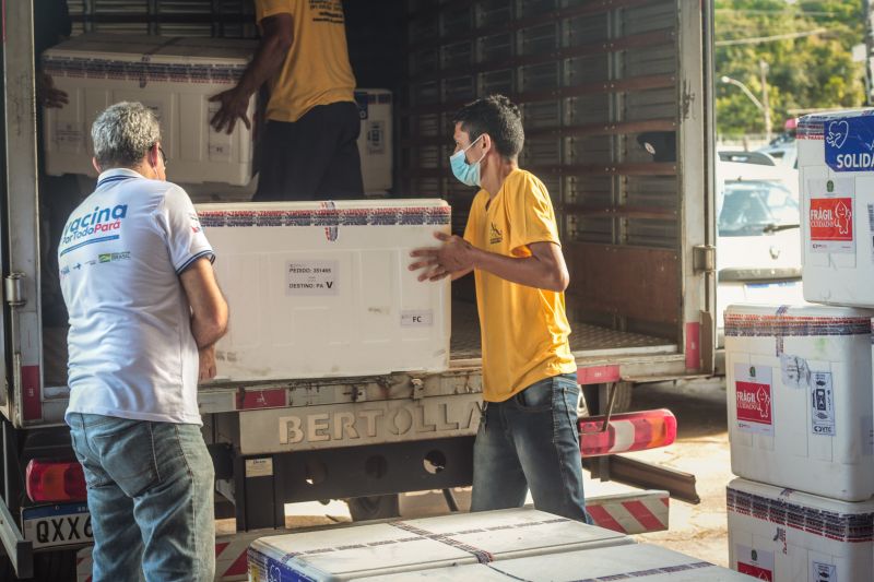 O Pará recebeu, na tarde desta quinta-feira (13), a maior remessa de doses de vacinas contra Covid-19,  com um total de 355.250 doses, das quais 285.250 são da Oxford/AstraZeneca e  outras 70 mil da CoronaVac/Sinovac. Essa é a vigésima primeira remessa enviada pelo Ministério da Saúde desde janeiro de 2021.

FOTOS: ALEX RIBEIRO / AG.PARA <div class='credito_fotos'>Foto: Alex Ribeiro / Ag. Pará   |   <a href='/midias/2021/originais/8627_4ca73801-5838-2e81-481b-a67310e3f82e.jpg' download><i class='fa-solid fa-download'></i> Download</a></div>