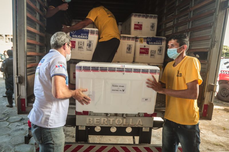 O Pará recebeu, na tarde desta quinta-feira (13), a maior remessa de doses de vacinas contra Covid-19,  com um total de 355.250 doses, das quais 285.250 são da Oxford/AstraZeneca e  outras 70 mil da CoronaVac/Sinovac. Essa é a vigésima primeira remessa enviada pelo Ministério da Saúde desde janeiro de 2021.

FOTOS: ALEX RIBEIRO / AG.PARA <div class='credito_fotos'>Foto: Alex Ribeiro / Ag. Pará   |   <a href='/midias/2021/originais/8627_d0debb59-b934-00fb-010f-6a9fb8f52e6a.jpg' download><i class='fa-solid fa-download'></i> Download</a></div>