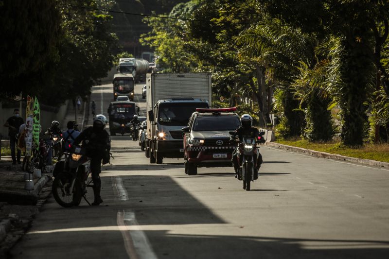 O Pará recebeu, na tarde desta quinta-feira (13), a maior remessa de doses de vacinas contra Covid-19,  com um total de 355.250 doses, das quais 285.250 são da Oxford/AstraZeneca e  outras 70 mil da CoronaVac/Sinovac. Essa é a vigésima primeira remessa enviada pelo Ministério da Saúde desde janeiro de 2021.

FOTOS: ALEX RIBEIRO / AG.PARA <div class='credito_fotos'>Foto: Alex Ribeiro / Ag. Pará   |   <a href='/midias/2021/originais/8627_d7550808-5635-ed20-2792-29079b96b3ed.jpg' download><i class='fa-solid fa-download'></i> Download</a></div>