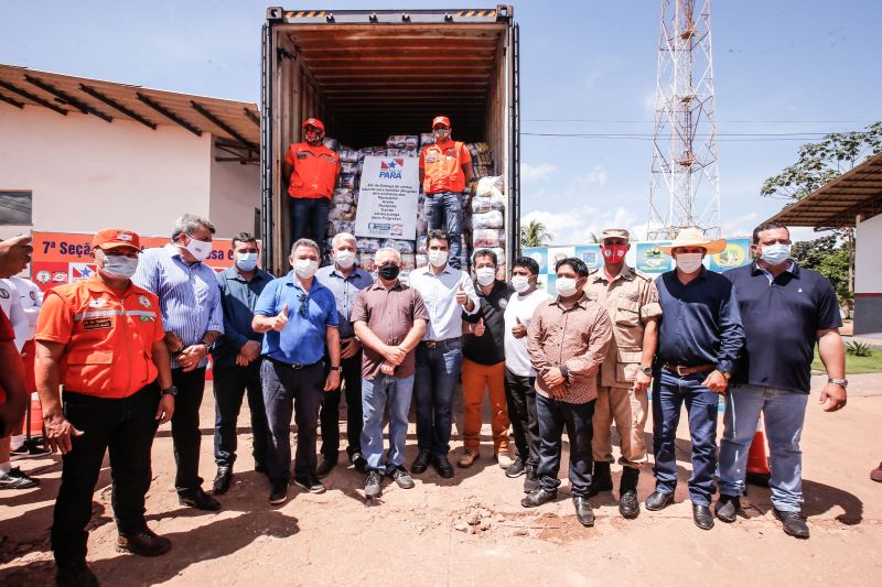 Nesta sexta-feira (14), em Itaituba, sudoeste paraense, o governador Helder Barbalho destinou 3.277 cestas com alimentos para famÃ­lias que foram impactadas pela cheia em cinco cidades da regiÃ£o. O chefe do executivo paraense tambÃ©m assinou a Ordem de ServiÃ§o para a sinalizaÃ§Ã£o viÃ¡ria de Itaituba e garantiu a construÃ§Ã£o de rede de drenagem, galerias e bueiros na Rodovia Transgarimpeira, por meio de convÃªnio entre o governo do Estado e a prefeitura. <div class='credito_fotos'>Foto: Marco Santos / Ag. Pará   |   <a href='/midias/2021/originais/8629_24c40843-81a5-2f5d-60ed-e173c23f1c44.jpg' download><i class='fa-solid fa-download'></i> Download</a></div>