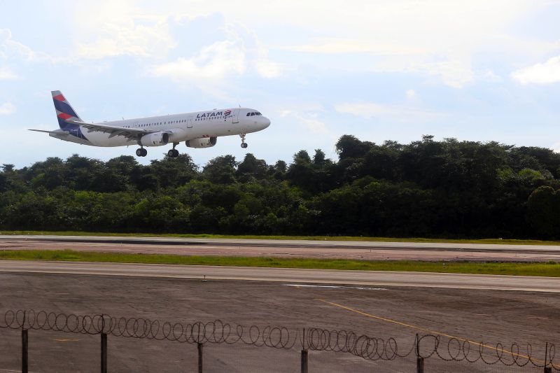 Chegada de Vacina no Aeroporto de BelÃ©m, sexta-feira (14) <div class='credito_fotos'>Foto: Bruno Cecim / Ag.Pará   |   <a href='/midias/2021/originais/8630_0a058d20-3906-5e59-c3ba-7bc4fb7aaabd.jpg' download><i class='fa-solid fa-download'></i> Download</a></div>