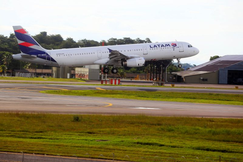 Chegada de Vacina no Aeroporto de BelÃ©m, sexta-feira (14) <div class='credito_fotos'>Foto: Bruno Cecim / Ag.Pará   |   <a href='/midias/2021/originais/8630_abbe2f2b-8c37-c32f-f1e8-7b743a55e0e4.jpg' download><i class='fa-solid fa-download'></i> Download</a></div>