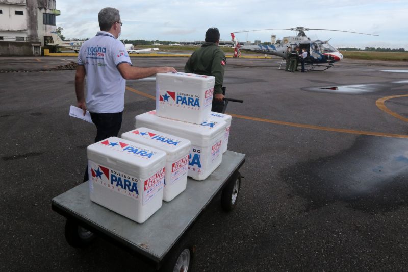 Neste domingo (16), o Grupamento AÃ©reo de SeguranÃ§a PÃºblica (Graesp) realiza mais uma etapa da distribuiÃ§Ã£o de entregas das vacinas em combate Ã  Covid-19. A logÃ­stica Ã© feita por meio de uma aÃ§Ã£o conjunta entre a Secretaria de SeguranÃ§a PÃºblica  e Defesa Social do Estado (Segup) e a Secretaria de SaÃºde do ParÃ¡ (Sespa). Os imunizantes fazem parte das duas Ãºltimas remessas recebidas pelo Governo do Estado e serÃ£o distribuÃ­das aos polos regionais do Estado. <div class='credito_fotos'>Foto: Alex Ribeiro / Ag. Pará   |   <a href='/midias/2021/originais/8631_0edb57c6-e2d7-26a9-9eb6-3aa7216a2eb0.jpg' download><i class='fa-solid fa-download'></i> Download</a></div>