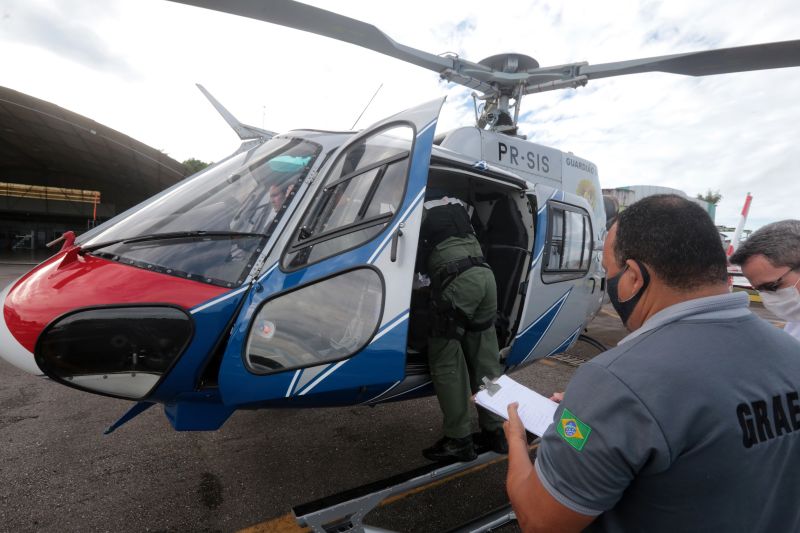 Neste domingo (16), o Grupamento AÃ©reo de SeguranÃ§a PÃºblica (Graesp) realiza mais uma etapa da distribuiÃ§Ã£o de entregas das vacinas em combate Ã  Covid-19. A logÃ­stica Ã© feita por meio de uma aÃ§Ã£o conjunta entre a Secretaria de SeguranÃ§a PÃºblica  e Defesa Social do Estado (Segup) e a Secretaria de SaÃºde do ParÃ¡ (Sespa). Os imunizantes fazem parte das duas Ãºltimas remessas recebidas pelo Governo do Estado e serÃ£o distribuÃ­das aos polos regionais do Estado. <div class='credito_fotos'>Foto: Alex Ribeiro / Ag. Pará   |   <a href='/midias/2021/originais/8631_44b9852b-b47c-4a84-d548-e583eb489cb4.jpg' download><i class='fa-solid fa-download'></i> Download</a></div>