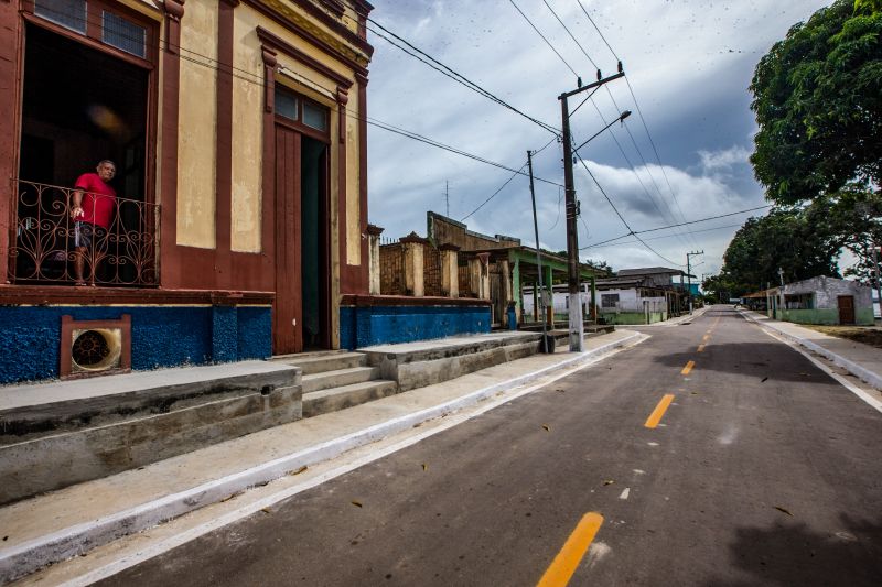 Pela primeira vez na histÃ³ria da cidade de Aveiro, oeste paraense, 5km de asfalto foram entregues pelo governo do Estado. O ato ocorreu nesta segunda-feira (17), sete meses e 12 dias antes do prazo de vigÃªncia do contrato da obra encerrar. Durante o evento, o governador Helder tambÃ©m entregou 807 cestas com alimentos e assinou o Protocolo de IntenÃ§Ã£o de construÃ§Ã£o de um trapiche em BrasÃ­lia Legal, distrito de Aveiro. <div class='credito_fotos'>Foto: Marco Santos / Ag. Pará   |   <a href='/midias/2021/originais/8636_1b52e1aa-0706-97b5-4eff-7d00a878e378.jpg' download><i class='fa-solid fa-download'></i> Download</a></div>