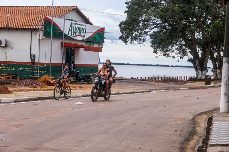 Pela primeira vez na histÃ³ria da cidade de Aveiro, oeste paraense, 5km de asfalto foram entregues pelo governo do Estado. O ato ocorreu nesta segunda-feira (17), sete meses e 12 dias antes do prazo de vigÃªncia do contrato da obra encerrar. Durante o evento, o governador Helder tambÃ©m entregou 807 cestas com alimentos e assinou o Protocolo de IntenÃ§Ã£o de construÃ§Ã£o de um trapiche em BrasÃ­lia Legal, distrito de Aveiro. <div class='credito_fotos'>Foto: Marco Santos / Ag. Pará   |   <a href='/midias/2021/originais/8636_1d3c90a0-6df0-ba1b-da21-50ec757f660c.jpg' download><i class='fa-solid fa-download'></i> Download</a></div>