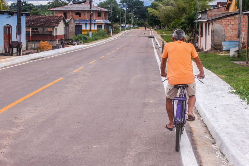 Pela primeira vez na histÃ³ria da cidade de Aveiro, oeste paraense, 5km de asfalto foram entregues pelo governo do Estado. O ato ocorreu nesta segunda-feira (17), sete meses e 12 dias antes do prazo de vigÃªncia do contrato da obra encerrar. Durante o evento, o governador Helder tambÃ©m entregou 807 cestas com alimentos e assinou o Protocolo de IntenÃ§Ã£o de construÃ§Ã£o de um trapiche em BrasÃ­lia Legal, distrito de Aveiro. <div class='credito_fotos'>Foto: Marco Santos / Ag. Pará   |   <a href='/midias/2021/originais/8636_1d993488-50eb-08e0-74b9-d45800124375.jpg' download><i class='fa-solid fa-download'></i> Download</a></div>