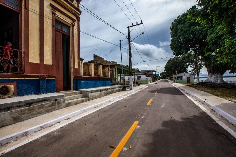 Pela primeira vez na histÃ³ria da cidade de Aveiro, oeste paraense, 5km de asfalto foram entregues pelo governo do Estado. O ato ocorreu nesta segunda-feira (17), sete meses e 12 dias antes do prazo de vigÃªncia do contrato da obra encerrar. Durante o evento, o governador Helder tambÃ©m entregou 807 cestas com alimentos e assinou o Protocolo de IntenÃ§Ã£o de construÃ§Ã£o de um trapiche em BrasÃ­lia Legal, distrito de Aveiro. <div class='credito_fotos'>Foto: Marco Santos / Ag. Pará   |   <a href='/midias/2021/originais/8636_22d3fd4a-2781-eb8d-37ec-1edf34b2c757.jpg' download><i class='fa-solid fa-download'></i> Download</a></div>