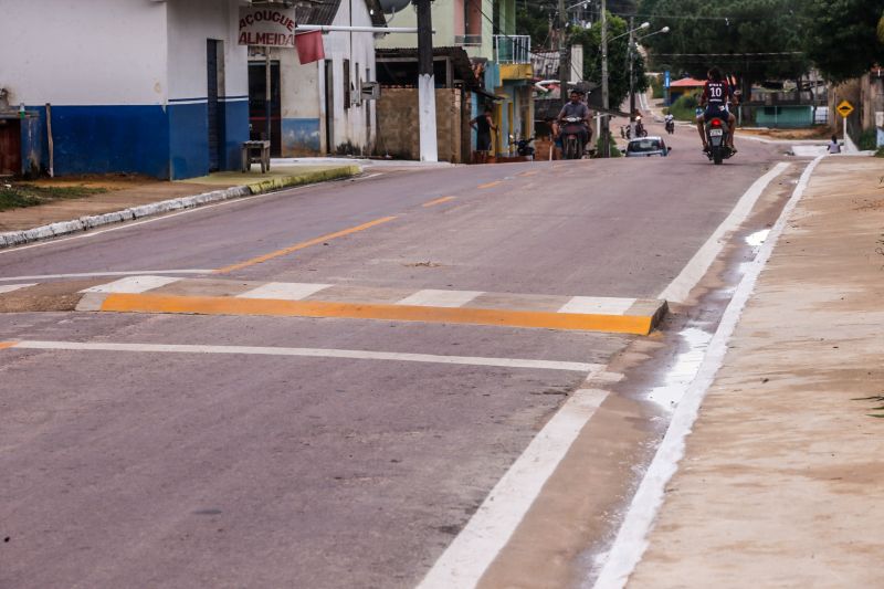 Pela primeira vez na histÃ³ria da cidade de Aveiro, oeste paraense, 5km de asfalto foram entregues pelo governo do Estado. O ato ocorreu nesta segunda-feira (17), sete meses e 12 dias antes do prazo de vigÃªncia do contrato da obra encerrar. Durante o evento, o governador Helder tambÃ©m entregou 807 cestas com alimentos e assinou o Protocolo de IntenÃ§Ã£o de construÃ§Ã£o de um trapiche em BrasÃ­lia Legal, distrito de Aveiro. <div class='credito_fotos'>Foto: Marco Santos / Ag. Pará   |   <a href='/midias/2021/originais/8636_29b8a031-ed43-1db7-07c3-7fedcb4e28c0.jpg' download><i class='fa-solid fa-download'></i> Download</a></div>