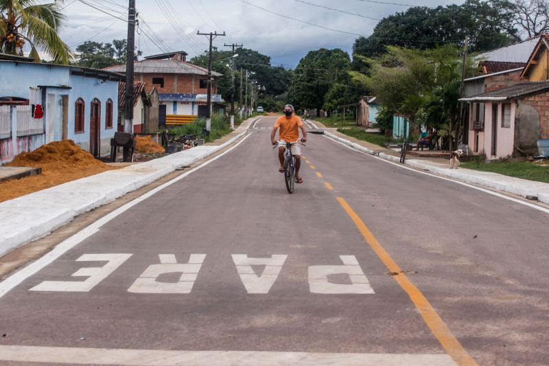 Pela primeira vez na histÃ³ria da cidade de Aveiro, oeste paraense, 5km de asfalto foram entregues pelo governo do Estado. O ato ocorreu nesta segunda-feira (17), sete meses e 12 dias antes do prazo de vigÃªncia do contrato da obra encerrar. Durante o evento, o governador Helder tambÃ©m entregou 807 cestas com alimentos e assinou o Protocolo de IntenÃ§Ã£o de construÃ§Ã£o de um trapiche em BrasÃ­lia Legal, distrito de Aveiro. <div class='credito_fotos'>Foto: Marco Santos / Ag. Pará   |   <a href='/midias/2021/originais/8636_3581912d-2572-db97-80b2-bfd41f8d22eb.jpg' download><i class='fa-solid fa-download'></i> Download</a></div>