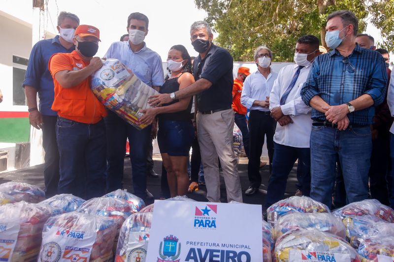 Pela primeira vez na histÃ³ria da cidade de Aveiro, oeste paraense, 5km de asfalto foram entregues pelo governo do Estado. O ato ocorreu nesta segunda-feira (17), sete meses e 12 dias antes do prazo de vigÃªncia do contrato da obra encerrar. Durante o evento, o governador Helder tambÃ©m entregou 807 cestas com alimentos e assinou o Protocolo de IntenÃ§Ã£o de construÃ§Ã£o de um trapiche em BrasÃ­lia Legal, distrito de Aveiro. <div class='credito_fotos'>Foto: Marco Santos / Ag. Pará   |   <a href='/midias/2021/originais/8636_3a26e4e4-1b5a-1d79-5c02-33ce2745e782.jpg' download><i class='fa-solid fa-download'></i> Download</a></div>