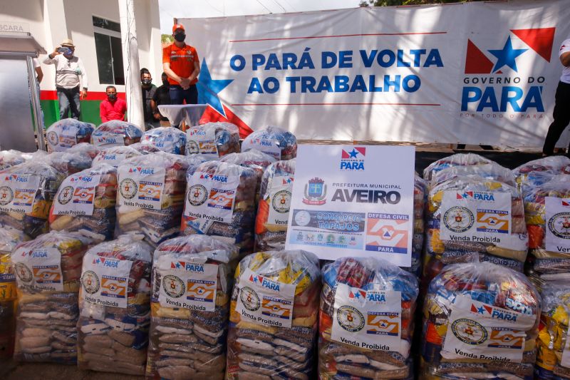 Pela primeira vez na histÃ³ria da cidade de Aveiro, oeste paraense, 5km de asfalto foram entregues pelo governo do Estado. O ato ocorreu nesta segunda-feira (17), sete meses e 12 dias antes do prazo de vigÃªncia do contrato da obra encerrar. Durante o evento, o governador Helder tambÃ©m entregou 807 cestas com alimentos e assinou o Protocolo de IntenÃ§Ã£o de construÃ§Ã£o de um trapiche em BrasÃ­lia Legal, distrito de Aveiro. <div class='credito_fotos'>Foto: Marco Santos / Ag. Pará   |   <a href='/midias/2021/originais/8636_3ad5dc5e-5ed3-ec3d-fafa-31864d39e74e.jpg' download><i class='fa-solid fa-download'></i> Download</a></div>