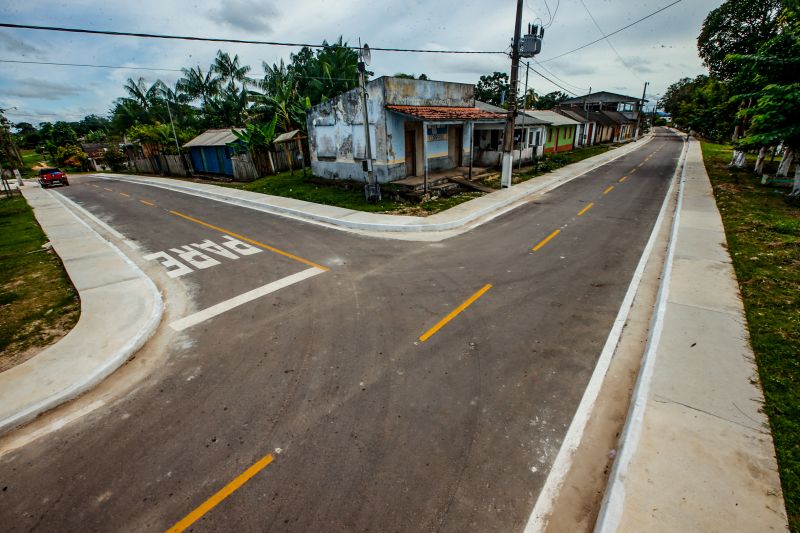 Pela primeira vez na histÃ³ria da cidade de Aveiro, oeste paraense, 5km de asfalto foram entregues pelo governo do Estado. O ato ocorreu nesta segunda-feira (17), sete meses e 12 dias antes do prazo de vigÃªncia do contrato da obra encerrar. Durante o evento, o governador Helder tambÃ©m entregou 807 cestas com alimentos e assinou o Protocolo de IntenÃ§Ã£o de construÃ§Ã£o de um trapiche em BrasÃ­lia Legal, distrito de Aveiro. <div class='credito_fotos'>Foto: Marco Santos / Ag. Pará   |   <a href='/midias/2021/originais/8636_42bd03b8-7761-2eea-34a3-986c088bc545.jpg' download><i class='fa-solid fa-download'></i> Download</a></div>