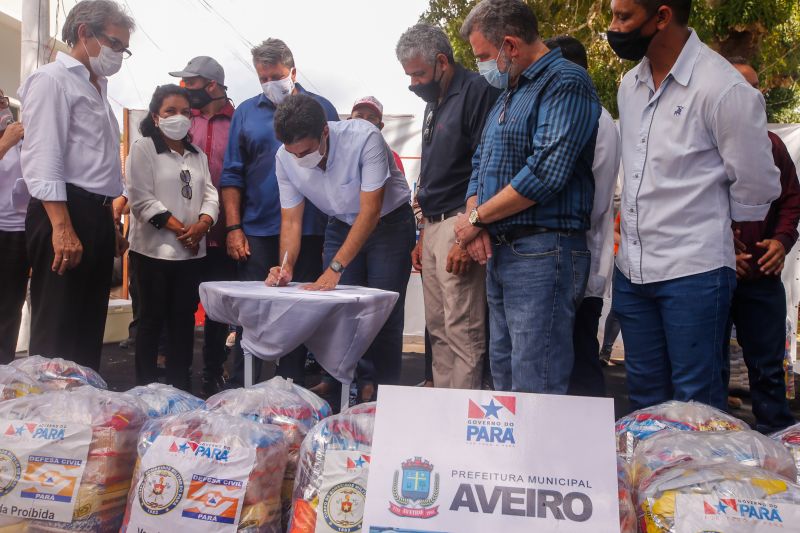 Pela primeira vez na histÃ³ria da cidade de Aveiro, oeste paraense, 5km de asfalto foram entregues pelo governo do Estado. O ato ocorreu nesta segunda-feira (17), sete meses e 12 dias antes do prazo de vigÃªncia do contrato da obra encerrar. Durante o evento, o governador Helder tambÃ©m entregou 807 cestas com alimentos e assinou o Protocolo de IntenÃ§Ã£o de construÃ§Ã£o de um trapiche em BrasÃ­lia Legal, distrito de Aveiro. <div class='credito_fotos'>Foto: Marco Santos / Ag. Pará   |   <a href='/midias/2021/originais/8636_479ecad9-6709-5baf-339f-bcec3f624099.jpg' download><i class='fa-solid fa-download'></i> Download</a></div>