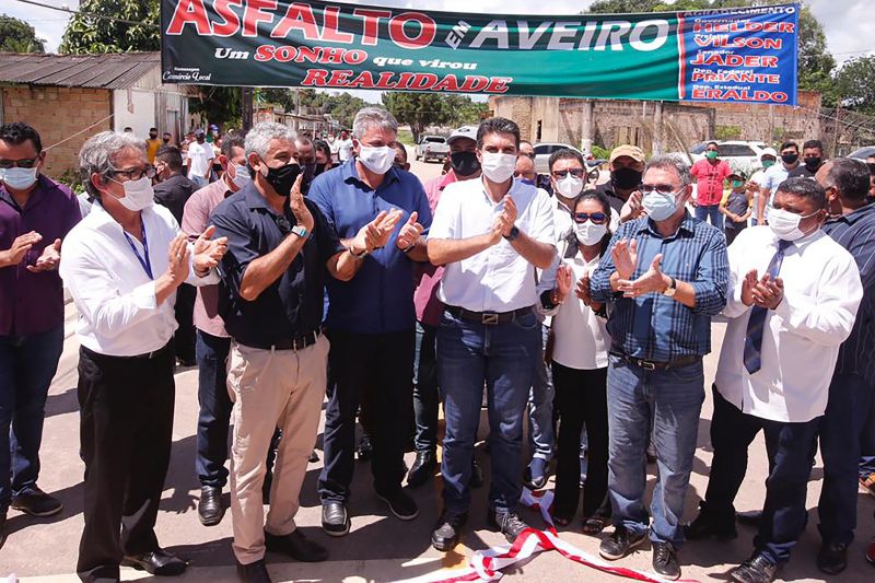 Pela primeira vez na histÃ³ria da cidade de Aveiro, oeste paraense, 5km de asfalto foram entregues pelo governo do Estado. O ato ocorreu nesta segunda-feira (17), sete meses e 12 dias antes do prazo de vigÃªncia do contrato da obra encerrar. Durante o evento, o governador Helder tambÃ©m entregou 807 cestas com alimentos e assinou o Protocolo de IntenÃ§Ã£o de construÃ§Ã£o de um trapiche em BrasÃ­lia Legal, distrito de Aveiro. <div class='credito_fotos'>Foto: Marco Santos / Ag. Pará   |   <a href='/midias/2021/originais/8636_51563178-abe0-e688-7418-43167347e9d8.jpg' download><i class='fa-solid fa-download'></i> Download</a></div>