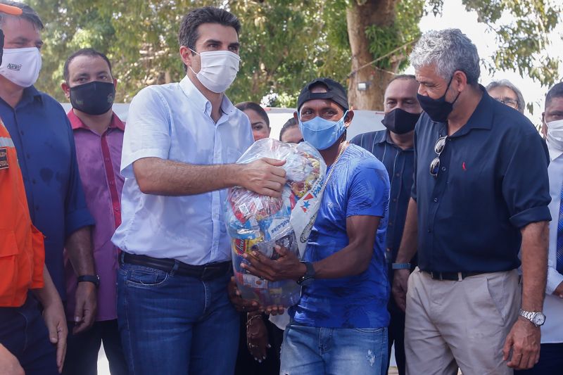 Pela primeira vez na histÃ³ria da cidade de Aveiro, oeste paraense, 5km de asfalto foram entregues pelo governo do Estado. O ato ocorreu nesta segunda-feira (17), sete meses e 12 dias antes do prazo de vigÃªncia do contrato da obra encerrar. Durante o evento, o governador Helder tambÃ©m entregou 807 cestas com alimentos e assinou o Protocolo de IntenÃ§Ã£o de construÃ§Ã£o de um trapiche em BrasÃ­lia Legal, distrito de Aveiro. <div class='credito_fotos'>Foto: Marco Santos / Ag. Pará   |   <a href='/midias/2021/originais/8636_56fd1285-4ef6-589f-b420-e8ad42091a93.jpg' download><i class='fa-solid fa-download'></i> Download</a></div>