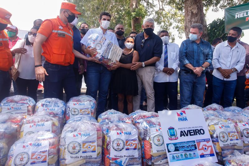 Pela primeira vez na histÃ³ria da cidade de Aveiro, oeste paraense, 5km de asfalto foram entregues pelo governo do Estado. O ato ocorreu nesta segunda-feira (17), sete meses e 12 dias antes do prazo de vigÃªncia do contrato da obra encerrar. Durante o evento, o governador Helder tambÃ©m entregou 807 cestas com alimentos e assinou o Protocolo de IntenÃ§Ã£o de construÃ§Ã£o de um trapiche em BrasÃ­lia Legal, distrito de Aveiro. <div class='credito_fotos'>Foto: Marco Santos / Ag. Pará   |   <a href='/midias/2021/originais/8636_5911d81d-5be8-d219-74cb-557e8fe27be1.jpg' download><i class='fa-solid fa-download'></i> Download</a></div>