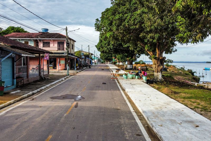 Pela primeira vez na histÃ³ria da cidade de Aveiro, oeste paraense, 5km de asfalto foram entregues pelo governo do Estado. O ato ocorreu nesta segunda-feira (17), sete meses e 12 dias antes do prazo de vigÃªncia do contrato da obra encerrar. Durante o evento, o governador Helder tambÃ©m entregou 807 cestas com alimentos e assinou o Protocolo de IntenÃ§Ã£o de construÃ§Ã£o de um trapiche em BrasÃ­lia Legal, distrito de Aveiro. <div class='credito_fotos'>Foto: Marco Santos / Ag. Pará   |   <a href='/midias/2021/originais/8636_7cd3a47c-7708-ee34-deb8-ff0771005782.jpg' download><i class='fa-solid fa-download'></i> Download</a></div>