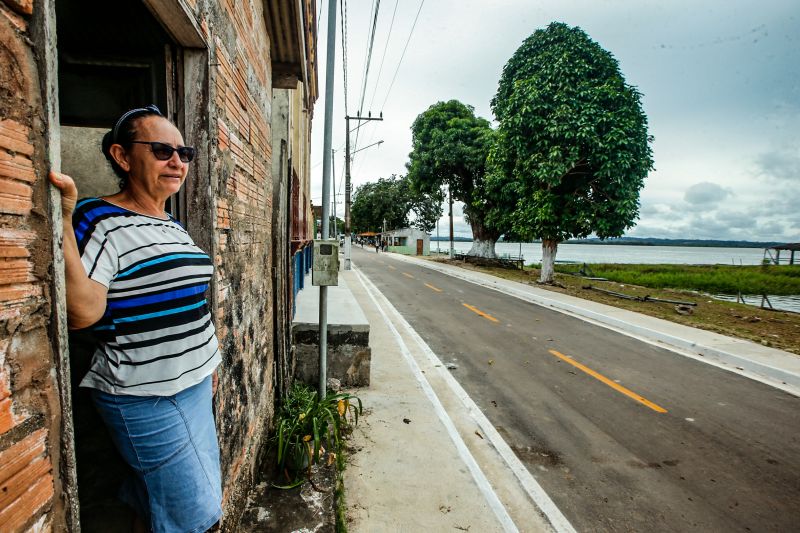 Pela primeira vez na histÃ³ria da cidade de Aveiro, oeste paraense, 5km de asfalto foram entregues pelo governo do Estado. O ato ocorreu nesta segunda-feira (17), sete meses e 12 dias antes do prazo de vigÃªncia do contrato da obra encerrar. Durante o evento, o governador Helder tambÃ©m entregou 807 cestas com alimentos e assinou o Protocolo de IntenÃ§Ã£o de construÃ§Ã£o de um trapiche em BrasÃ­lia Legal, distrito de Aveiro. <div class='credito_fotos'>Foto: Marco Santos / Ag. Pará   |   <a href='/midias/2021/originais/8636_82660264-9656-1f61-c57b-bb62eece76d1.jpg' download><i class='fa-solid fa-download'></i> Download</a></div>