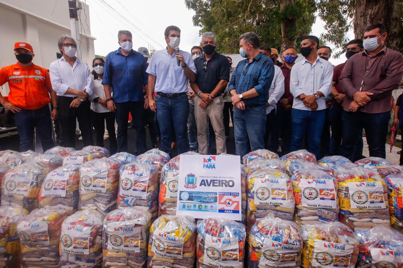 Pela primeira vez na histÃ³ria da cidade de Aveiro, oeste paraense, 5km de asfalto foram entregues pelo governo do Estado. O ato ocorreu nesta segunda-feira (17), sete meses e 12 dias antes do prazo de vigÃªncia do contrato da obra encerrar. Durante o evento, o governador Helder tambÃ©m entregou 807 cestas com alimentos e assinou o Protocolo de IntenÃ§Ã£o de construÃ§Ã£o de um trapiche em BrasÃ­lia Legal, distrito de Aveiro. <div class='credito_fotos'>Foto: Marco Santos / Ag. Pará   |   <a href='/midias/2021/originais/8636_94a19473-5a88-11eb-30f8-26b316a1c7a3.jpg' download><i class='fa-solid fa-download'></i> Download</a></div>